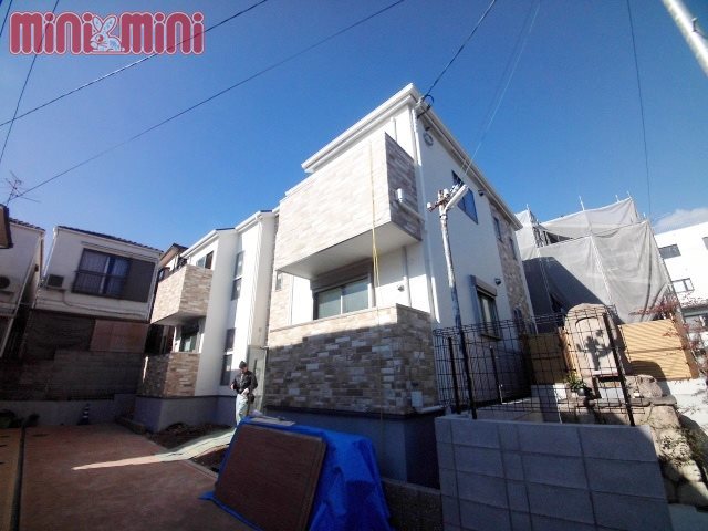 エントランス　周辺は閑静な住宅地となっております