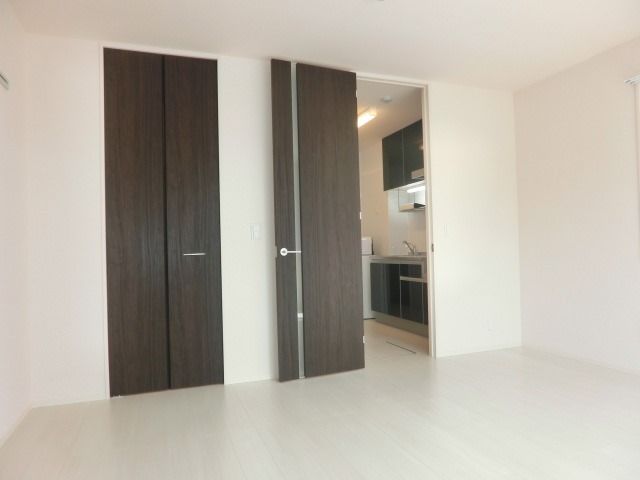 その他部屋・スペース　バルコニー側からのお部屋です