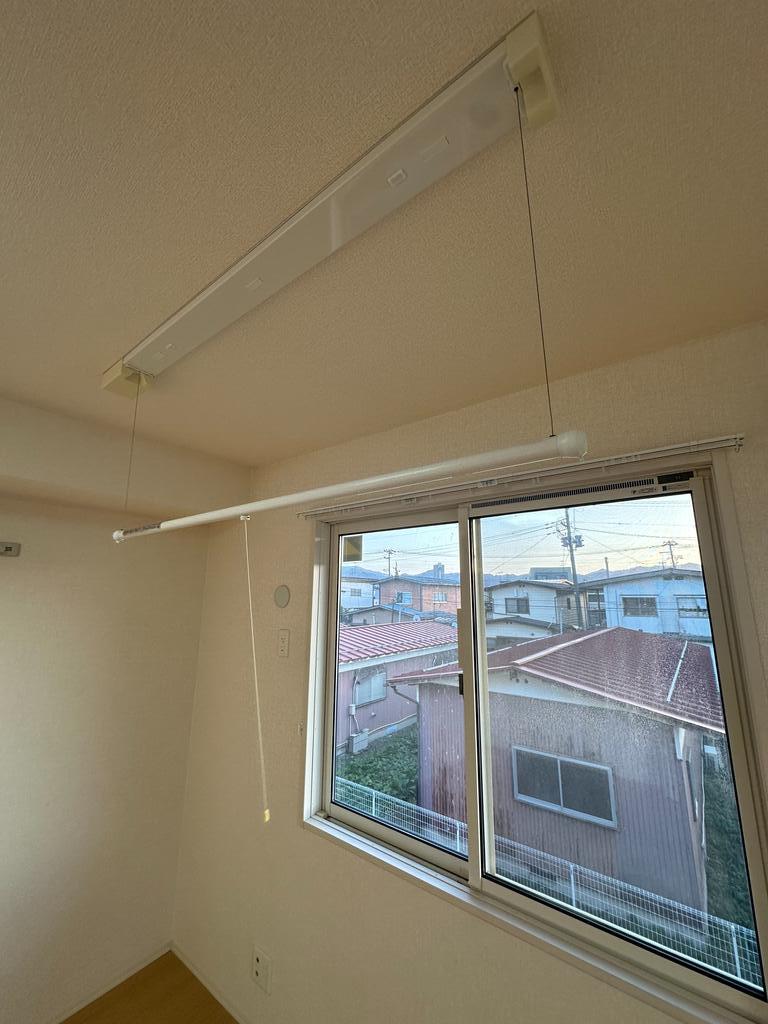その他設備　室内物干し（同物件の別室写真です。）