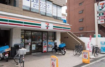 コンビニ　セブンイレブン 文京千駄木1丁目店（コンビニ）まで356m