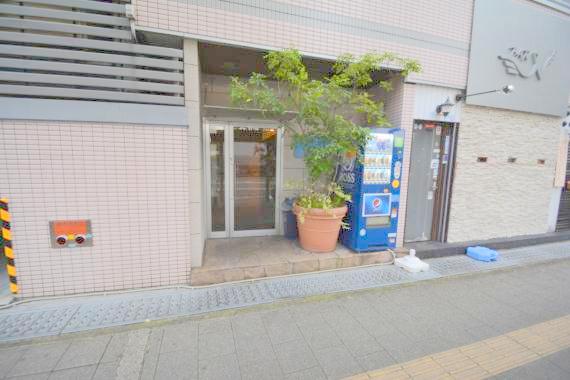 エントランス　オシャレなエントランスは安心のオートロック付きです。