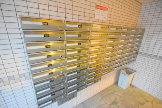 ロビー　ロビーにある各部屋毎のメールボックス。