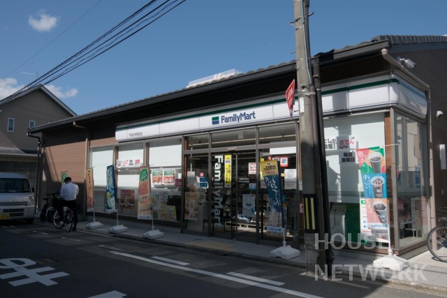 コンビニ　ファミリーマート平安女学院前店（コンビニ）まで210m