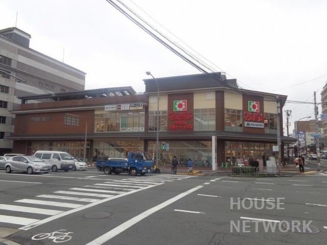 ドラックストア　ココカラファインプラスイズミヤ堀川丸太町店（ドラッグストア）まで850m