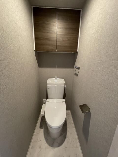 トイレ　落ち着いた色調のトイレです