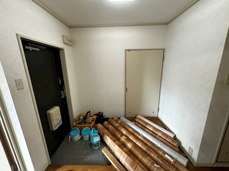 地下鉄西神・山手線 伊川谷駅 バス乗車時間：5分 最寄りバス停で下車 徒歩3分 5階建 築35年の玄関写真