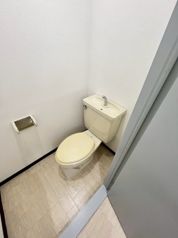 トイレ　別号室の写真です。ご参考までに