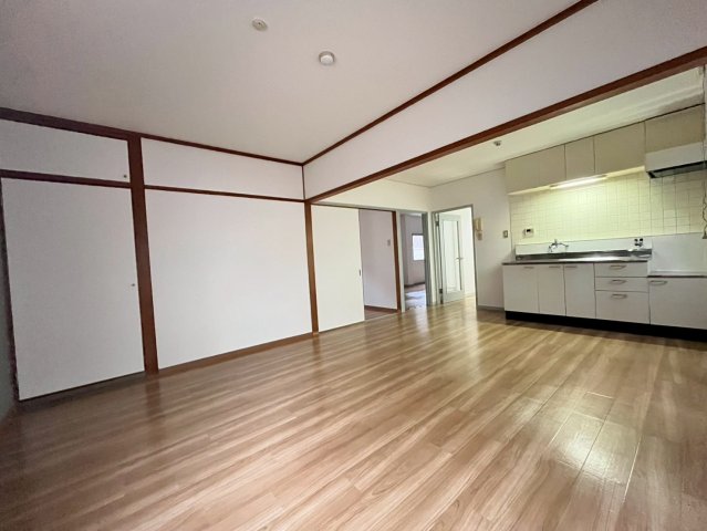 居室・リビング　別号室の写真です。ご参考までに