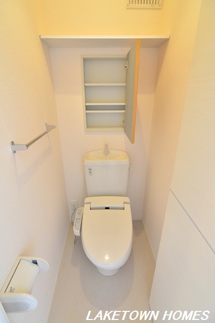 トイレ　収納のある温水洗浄暖房便座付のトイレです。