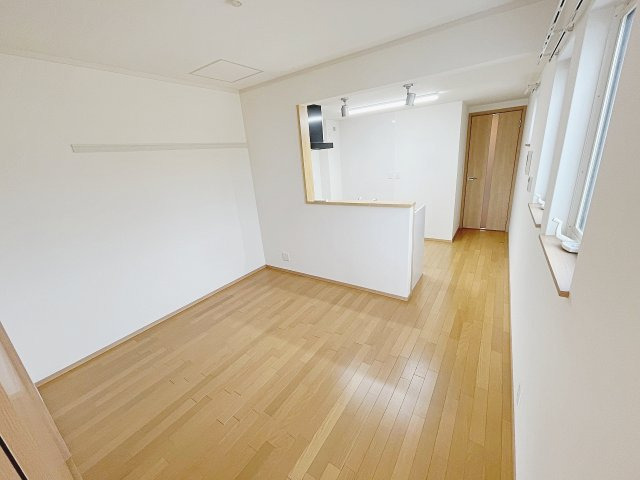 居室・リビング　9帖の広いLDKです。白と木の色がスッキリしてみえます。