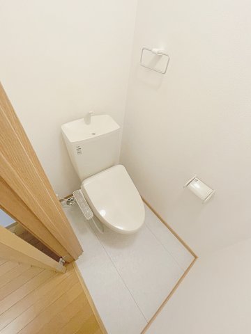 トイレ　ウォシュレット付きで、清潔感のあるトイレです。