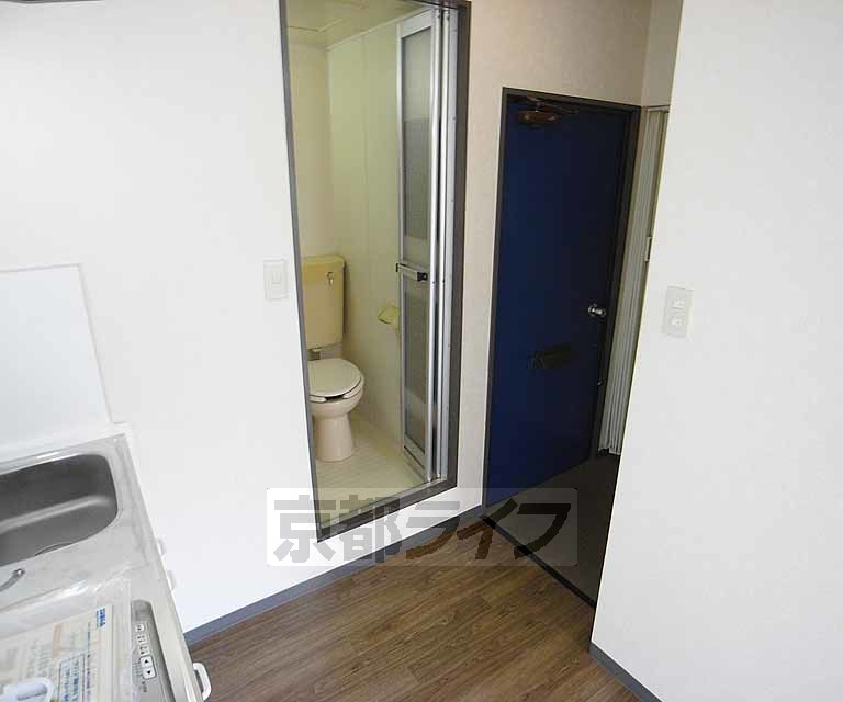その他部屋・スペース　キッチンから玄関をみたところ。