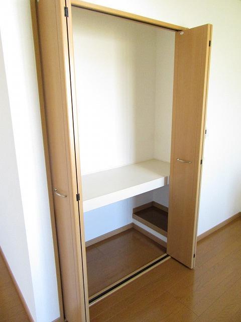 収納　整理整頓しやすい中段付きの収納♪