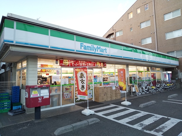 コンビニ　ファミリーマート桜川三丁目店（コンビニ）まで400m
