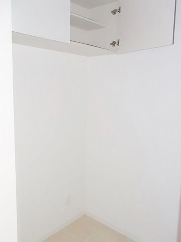 その他設備　★キッチン背面の冷蔵庫置場、収納棚★