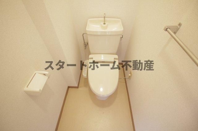 トイレ　落ち着いた色調のトイレです