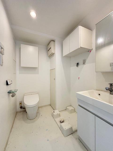 トイレ　落ち着いた色調のトイレです