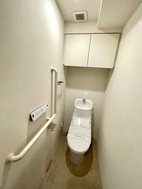 トイレ　落ち着いた色調のトイレです