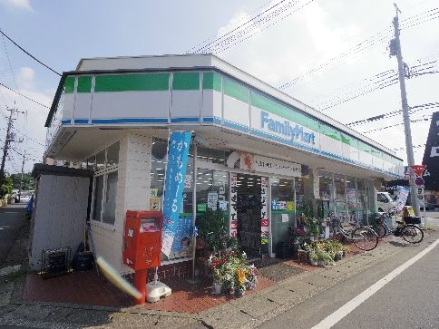 コンビニ　ファミリーマート 入曽店（コンビニ）まで887m