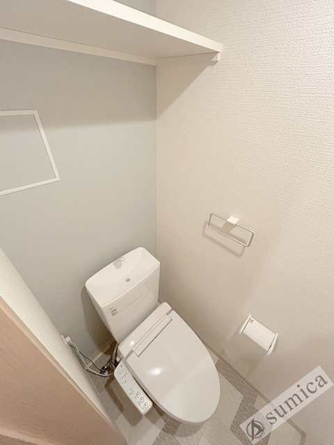 トイレ　人気アイテムの温水洗浄便座。清潔感のあるトイレです。