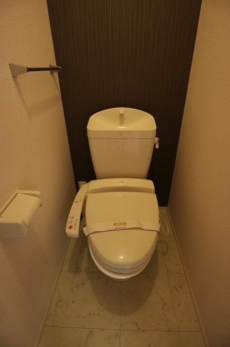トイレ　温水洗浄便座つきで便利です
