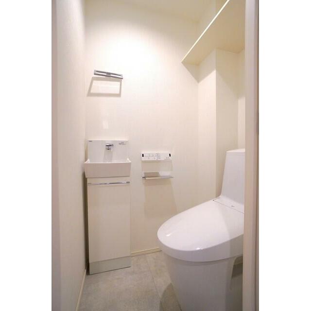 トイレ　※写真は同タイプ住戸です。