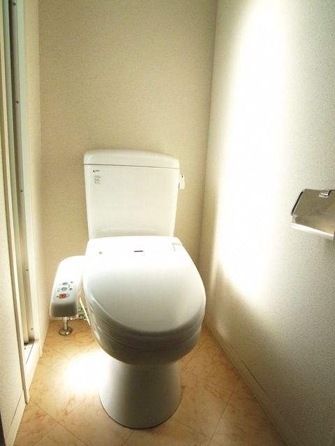 トイレ　☆窓があるので明るいですよ