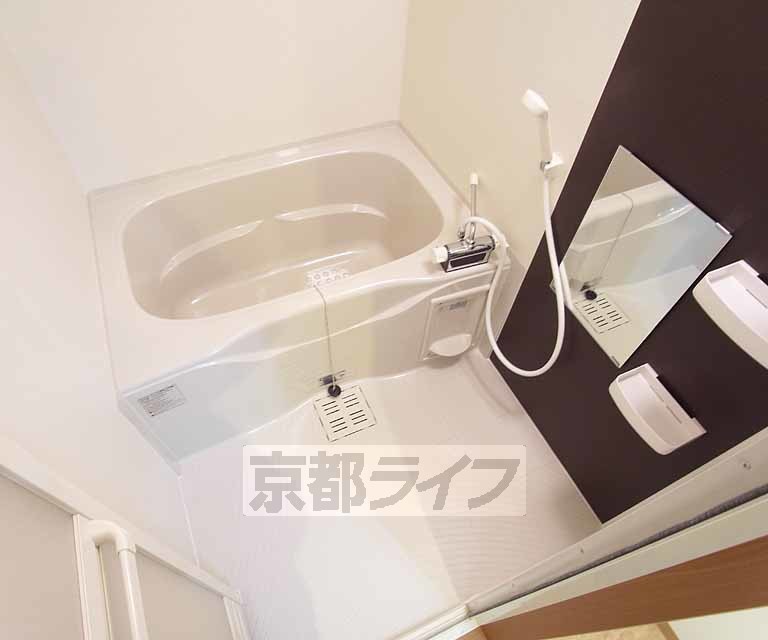 バス・シャワールーム　大きなサイズのお風呂で一日の疲れを癒しましょう・