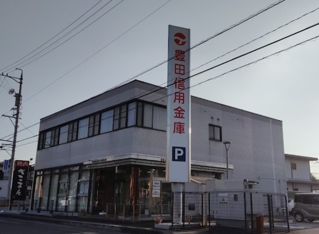 銀行　豊田信用金庫岡崎北支店（銀行）まで493m