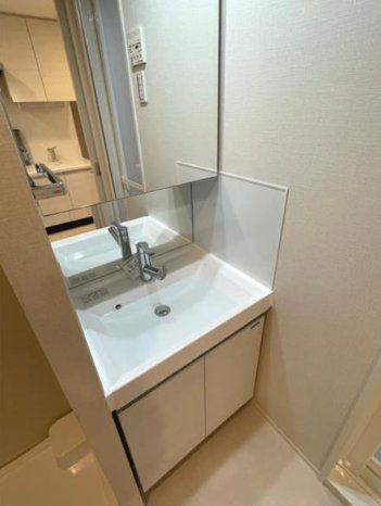 洗面設備　※同タイプの別のお部屋です。