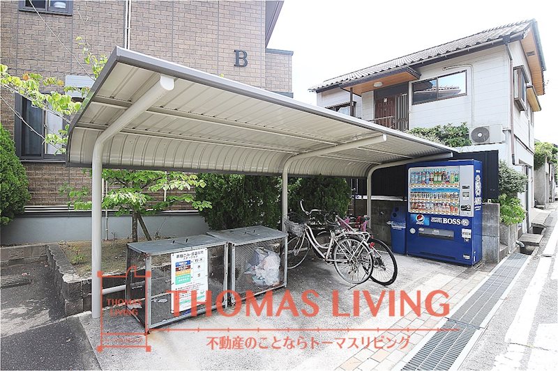 その他共有部分　敷地内に駐輪場、ゴミ捨て場、自動販売機があります。
