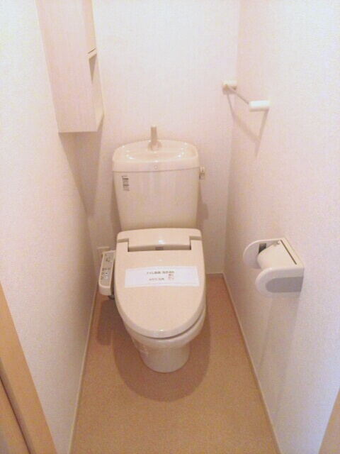 トイレ　嬉しい温水洗浄便座付きです♪