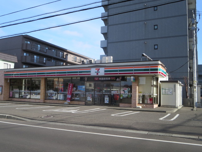 コンビニ　セブンイレブン（コンビニ）まで550m