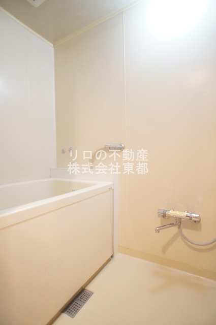 バス・シャワールーム　バスルームは沸かし直せる追焚機能付なので経済的です！
