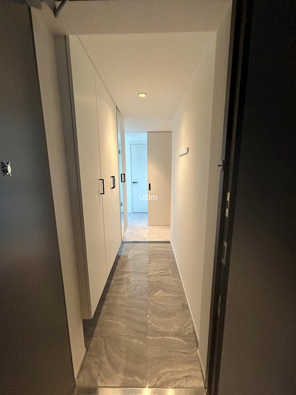 玄関　別のお部屋の写真ですが参考までに