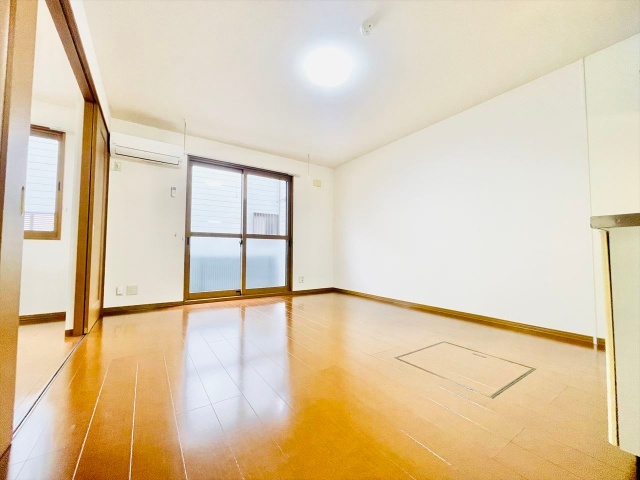 居室・リビング　同一建物内１０１号室内装写真転載