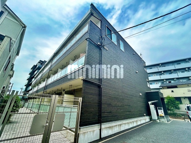 建物外観　近くに川が流れており、落ち着いた環境です