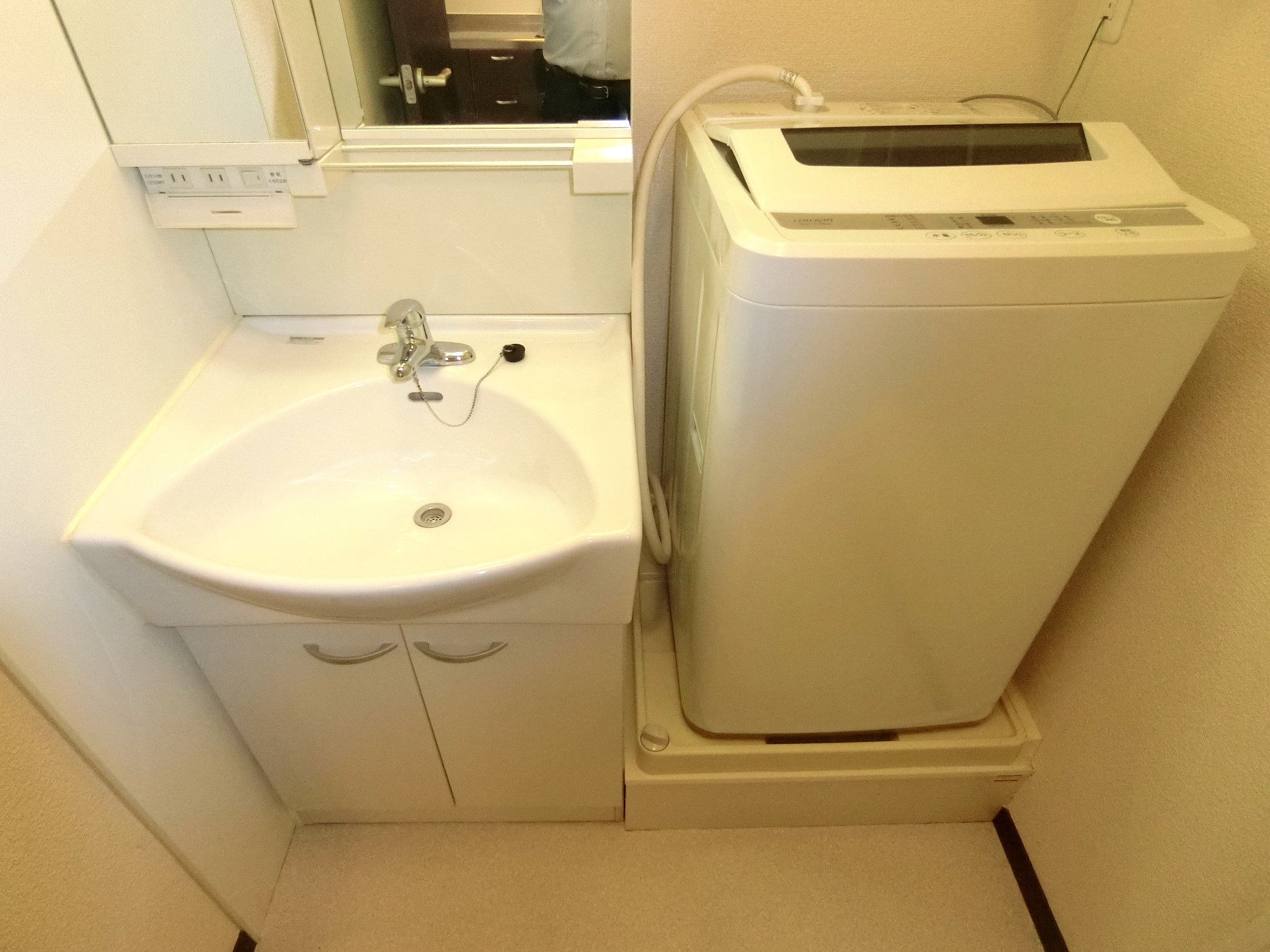 洗面設備　室内に全自動洗濯機とシャンプードレッサーを完備です☆