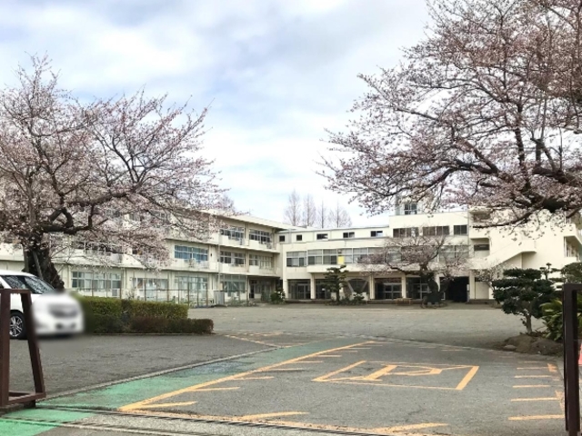 小学校　伊勢原市立高部屋小学校（小学校）まで995m