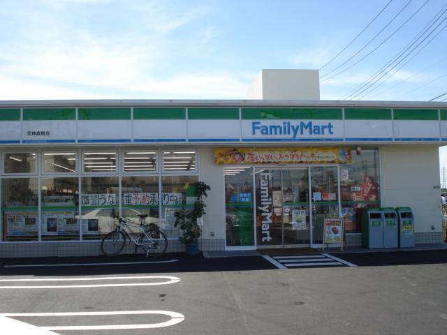 その他　ファミリーマート（コンビニ）（その他）まで556m
