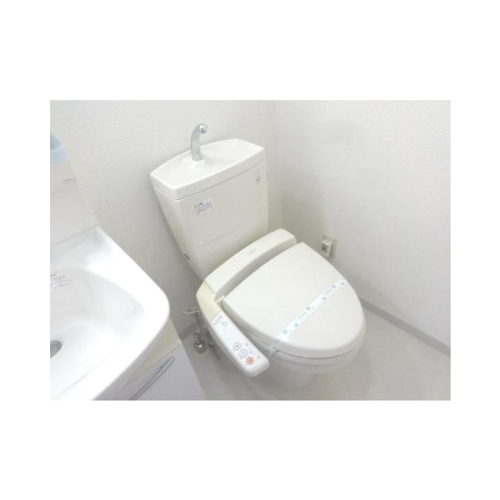 トイレ　冬場も安心の温水洗浄便座！
