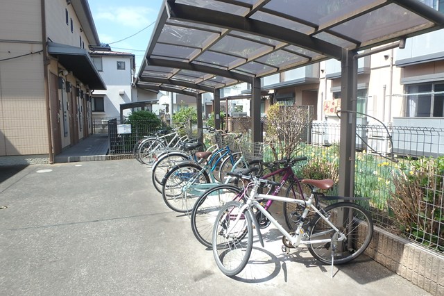 その他　駐輪場は屋根付きで、大切な自転車を雨から守ってくれます。