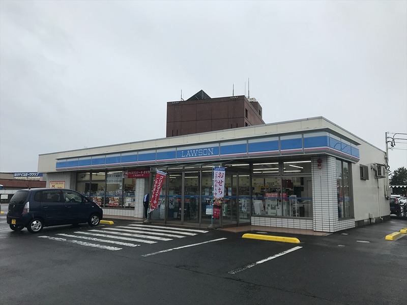 コンビニ　ローソン 弘前八幡町三丁目店（コンビニ）まで490m