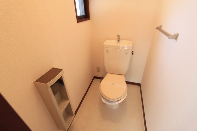 トイレ　落ち着いた色調のトイレです