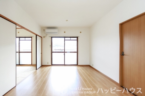 居室・リビング　３０２号室写真になります。現地優先。