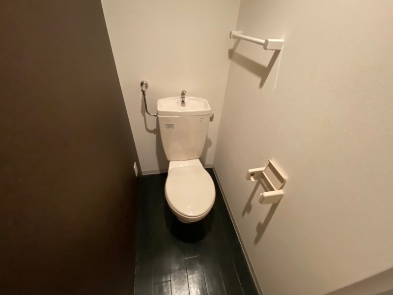 トイレ　トイレです。タオル掛けもついて便利ですね。
