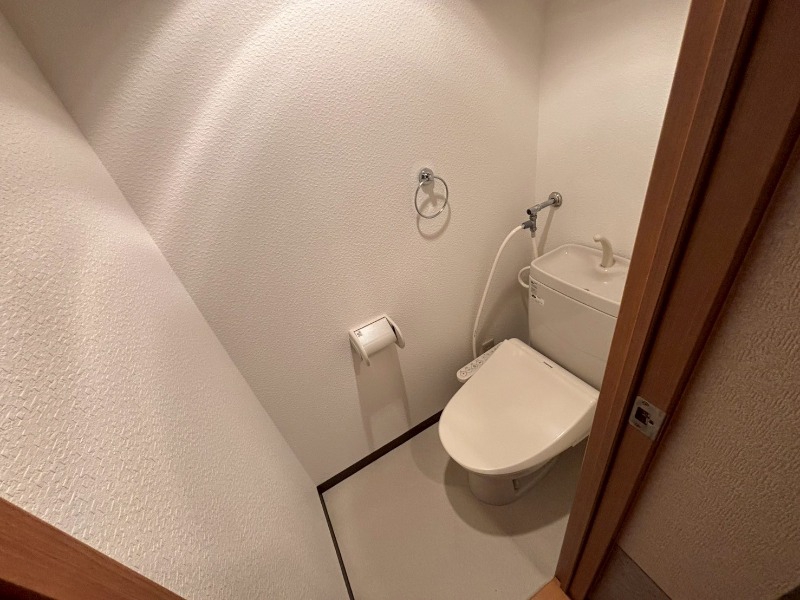 トイレ　こちらはトイレです。清潔感があり、安心して使用できます。