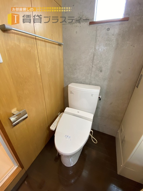 トイレ　温水洗浄暖房便座付きです