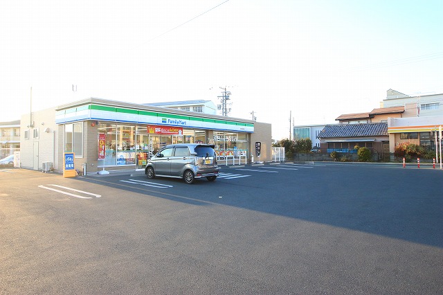 コンビニ　ファミリーマート 浜松初生町店（コンビニ）まで637m