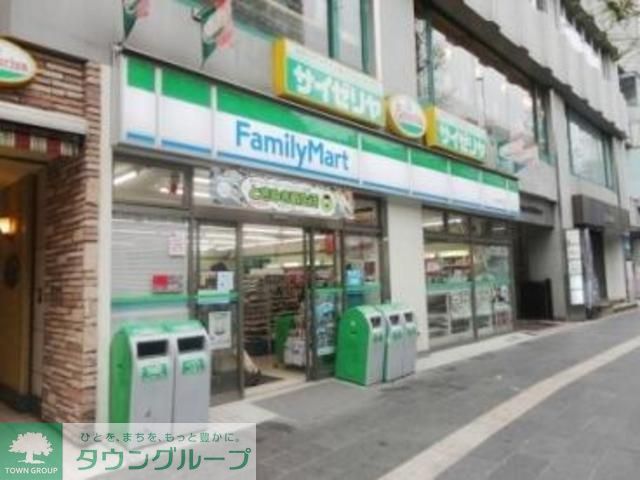 コンビニ　ファミリーマート（コンビニ）まで247m